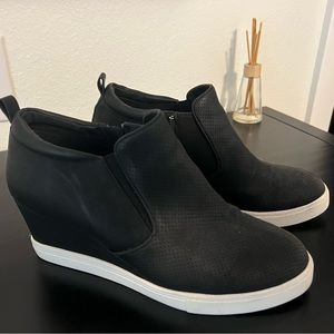 Women’s size 9 susina wedge ankle sneakers black